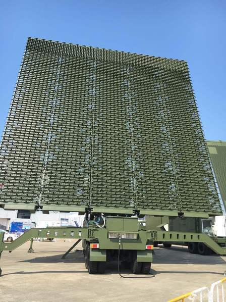 首次展示于珠海航展,是我国自行研制的 第四代机动式远程对空情报雷达